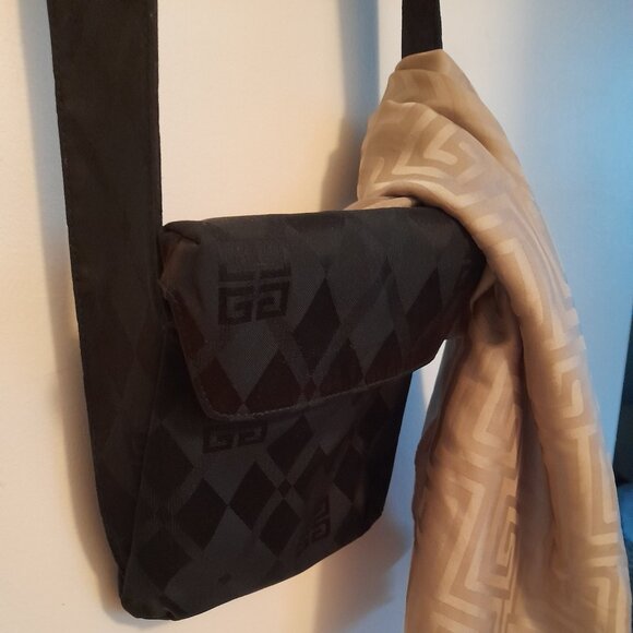 Black Givenchy monogram bag & free silk scarf include - Picture 13 of 15